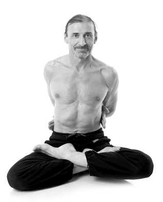 Иллюстрация к книге — Йога за 10 минут. Упражнения, которые вернут бодрость, омолодят тело, предотвратят болезни! [i_038.jpg]