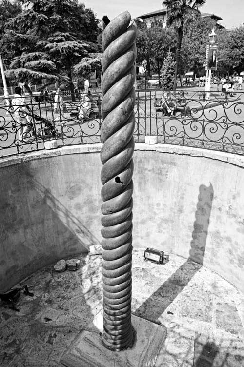 Иллюстрация к книге — Тайна Колизея [i_021.jpg]