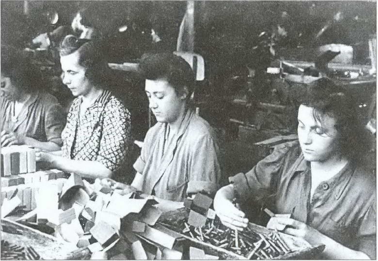 Иллюстрация к книге — Москва на линии фронта [i_035.jpg]