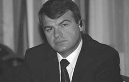 Иллюстрация к книге — Сердюков гейт. Мебель, женщины, миллиарды. Жизнь и нравы вредителей XXI века [i_007.jpg]