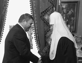 Иллюстрация к книге — Сердюков гейт. Мебель, женщины, миллиарды. Жизнь и нравы вредителей XXI века [i_016.jpg]