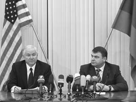 Иллюстрация к книге — Сердюков гейт. Мебель, женщины, миллиарды. Жизнь и нравы вредителей XXI века [i_055.jpg]