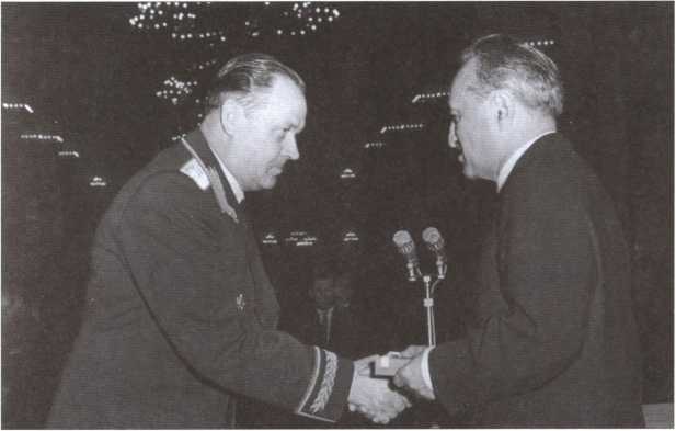 Иллюстрация к книге — Начальник внешней разведки. Спецоперации генерала Сахаровского [i_012.jpg]