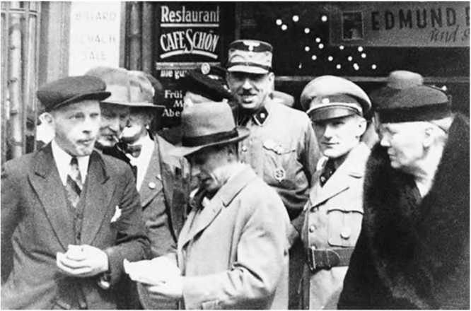 Иллюстрация к книге — Гитлеровская машина шпионажа. Военная и политическая разведка Третьего рейха. 1933-1945 [i_001.jpg]