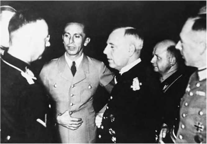 Иллюстрация к книге — Гитлеровская машина шпионажа. Военная и политическая разведка Третьего рейха. 1933-1945 [i_002.jpg]