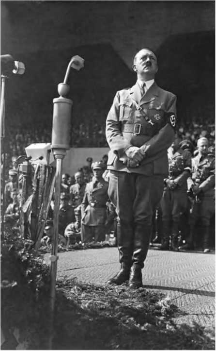 Иллюстрация к книге — Гитлеровская машина шпионажа. Военная и политическая разведка Третьего рейха. 1933-1945 [i_013.jpg]