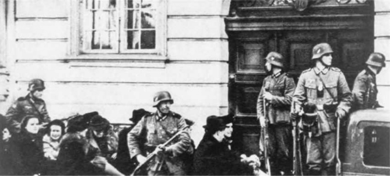 Иллюстрация к книге — Гитлеровская машина шпионажа. Военная и политическая разведка Третьего рейха. 1933-1945 [i_015.jpg]