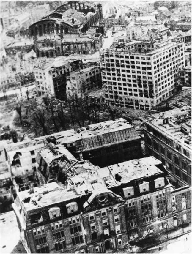 Иллюстрация к книге — Гитлеровская машина шпионажа. Военная и политическая разведка Третьего рейха. 1933-1945 [i_016.jpg]