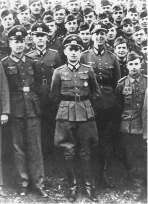 Иллюстрация к книге — Гитлеровская машина шпионажа. Военная и политическая разведка Третьего рейха. 1933-1945 [i_031.jpg]