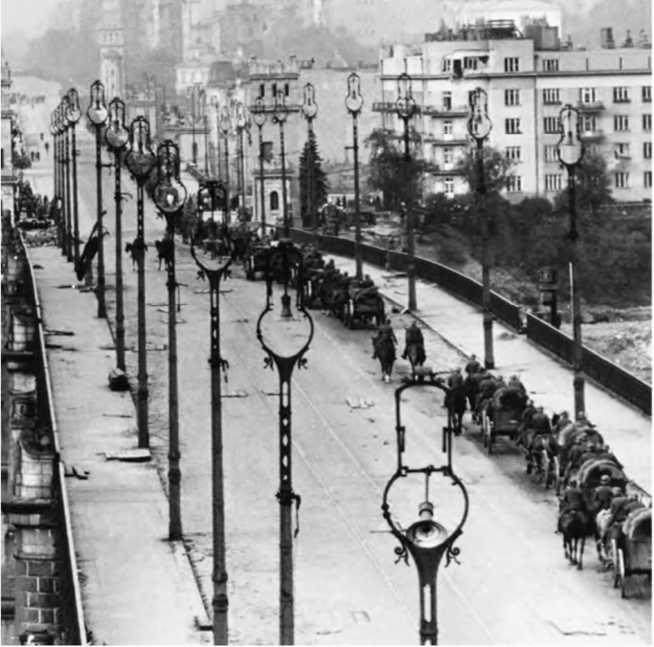 Иллюстрация к книге — Гитлеровская машина шпионажа. Военная и политическая разведка Третьего рейха. 1933-1945 [i_032.jpg]