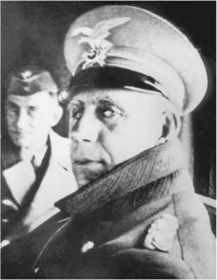 Иллюстрация к книге — Гитлеровская машина шпионажа. Военная и политическая разведка Третьего рейха. 1933-1945 [i_033.jpg]