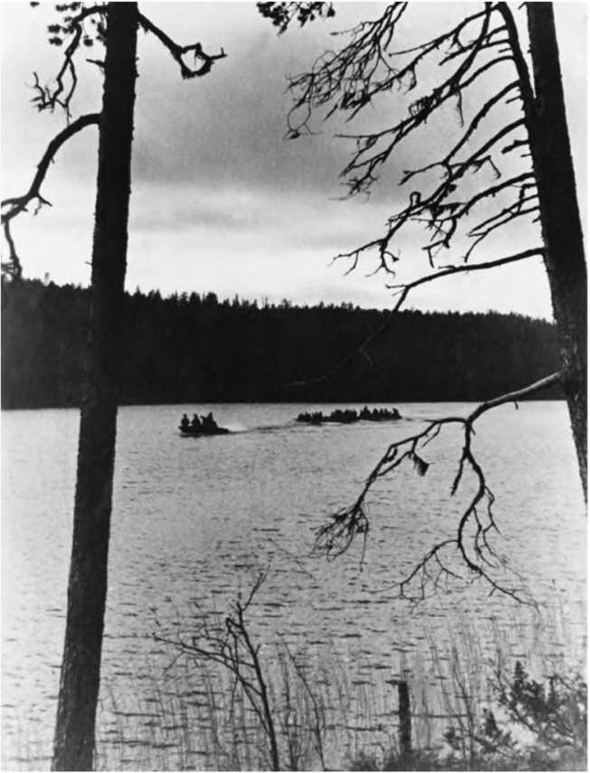 Иллюстрация к книге — Гитлеровская машина шпионажа. Военная и политическая разведка Третьего рейха. 1933-1945 [i_038.jpg]