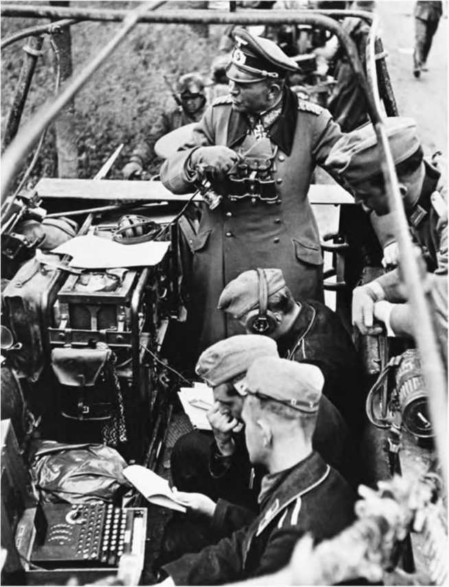 Иллюстрация к книге — Гитлеровская машина шпионажа. Военная и политическая разведка Третьего рейха. 1933-1945 [i_040.jpg]