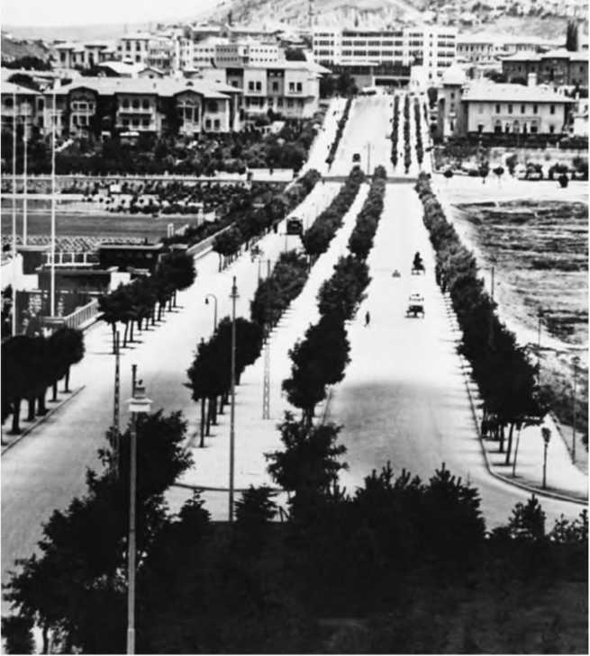 Иллюстрация к книге — Гитлеровская машина шпионажа. Военная и политическая разведка Третьего рейха. 1933-1945 [i_056.jpg]