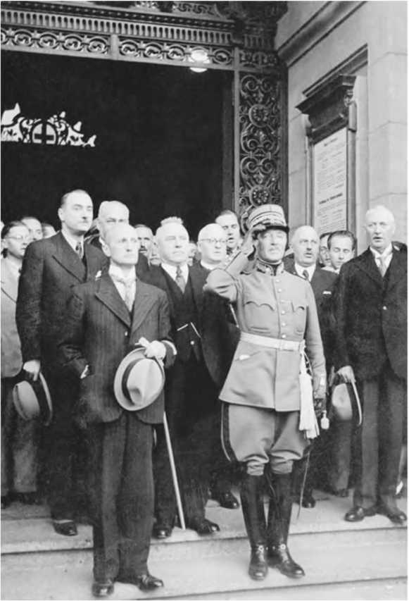 Иллюстрация к книге — Гитлеровская машина шпионажа. Военная и политическая разведка Третьего рейха. 1933-1945 [i_059.jpg]