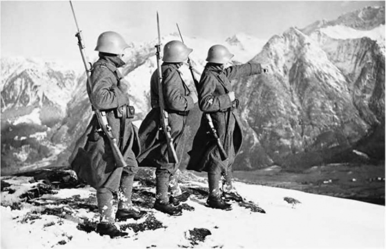 Иллюстрация к книге — Гитлеровская машина шпионажа. Военная и политическая разведка Третьего рейха. 1933-1945 [i_060.jpg]