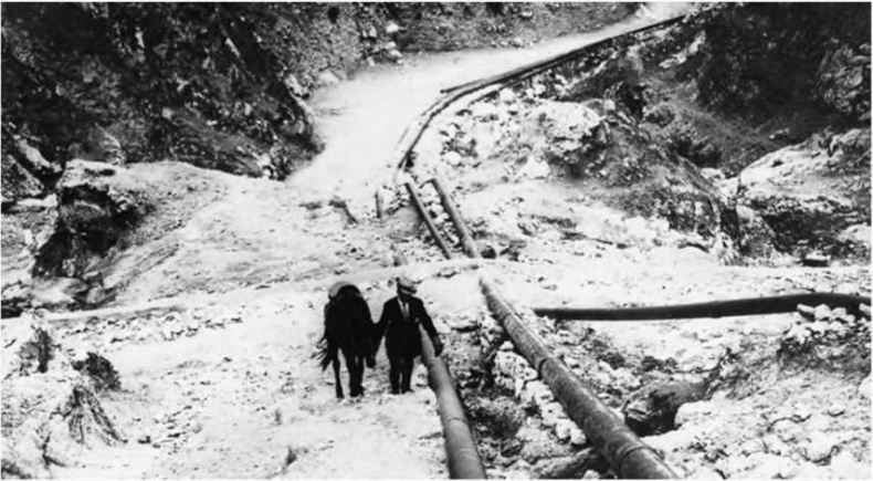 Иллюстрация к книге — Гитлеровская машина шпионажа. Военная и политическая разведка Третьего рейха. 1933-1945 [i_071.jpg]