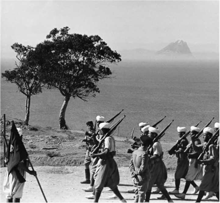 Иллюстрация к книге — Гитлеровская машина шпионажа. Военная и политическая разведка Третьего рейха. 1933-1945 [i_077.jpg]