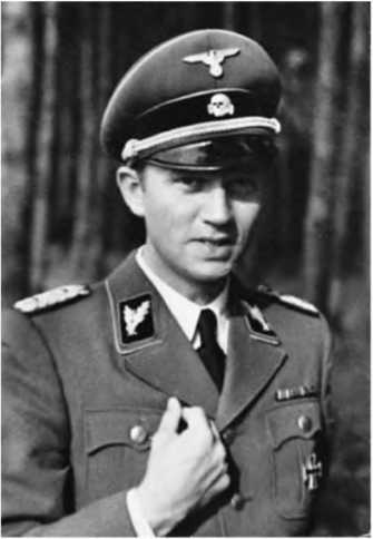 Иллюстрация к книге — Гитлеровская машина шпионажа. Военная и политическая разведка Третьего рейха. 1933-1945 [i_089.jpg]