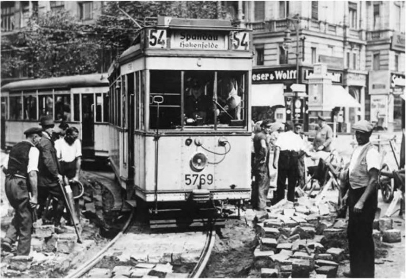 Иллюстрация к книге — Гитлеровская машина шпионажа. Военная и политическая разведка Третьего рейха. 1933-1945 [i_094.jpg]