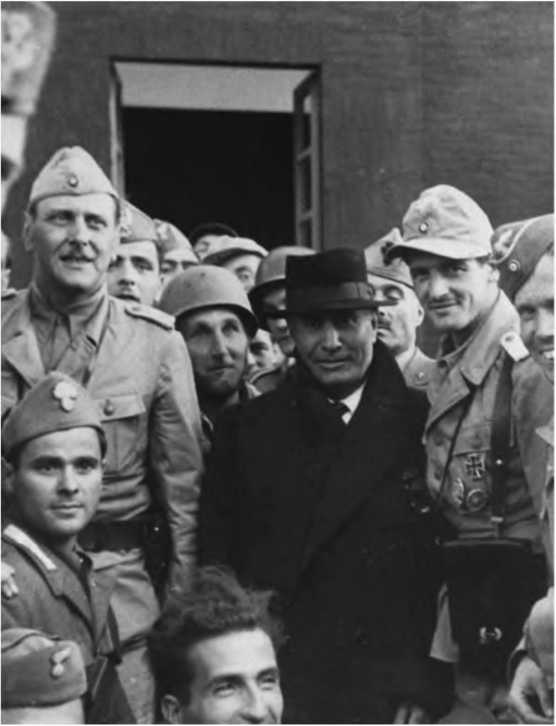 Иллюстрация к книге — Гитлеровская машина шпионажа. Военная и политическая разведка Третьего рейха. 1933-1945 [i_096.jpg]