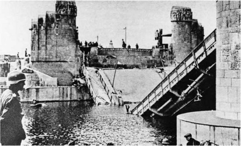 Иллюстрация к книге — Гитлеровская машина шпионажа. Военная и политическая разведка Третьего рейха. 1933-1945 [i_097.jpg]