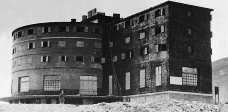 Иллюстрация к книге — Гитлеровская машина шпионажа. Военная и политическая разведка Третьего рейха. 1933-1945 [i_103.jpg]