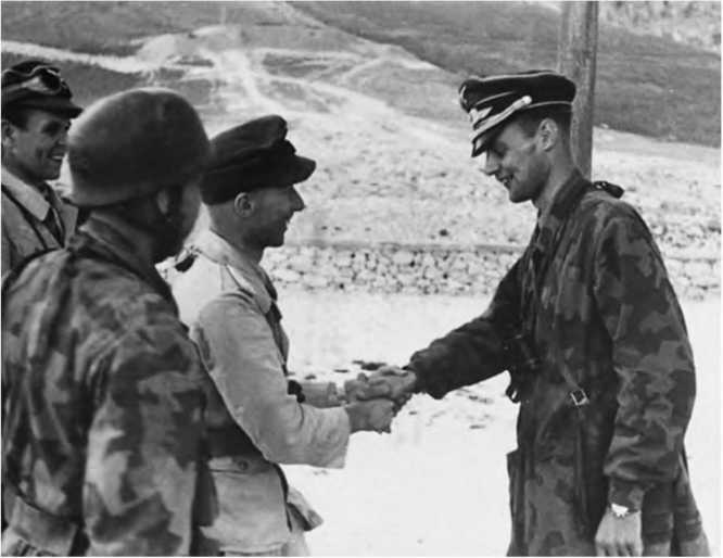 Иллюстрация к книге — Гитлеровская машина шпионажа. Военная и политическая разведка Третьего рейха. 1933-1945 [i_106.jpg]