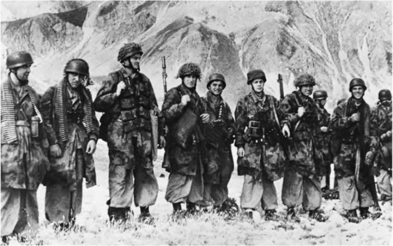 Иллюстрация к книге — Гитлеровская машина шпионажа. Военная и политическая разведка Третьего рейха. 1933-1945 [i_107.jpg]