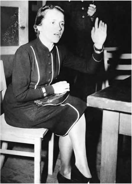 Иллюстрация к книге — Гитлеровская машина шпионажа. Военная и политическая разведка Третьего рейха. 1933-1945 [i_111.jpg]