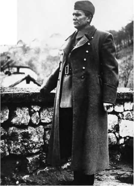 Иллюстрация к книге — Гитлеровская машина шпионажа. Военная и политическая разведка Третьего рейха. 1933-1945 [i_113.jpg]