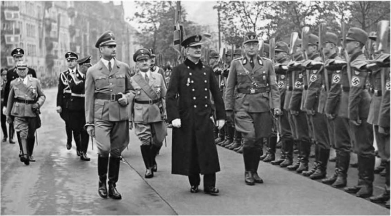 Иллюстрация к книге — Гитлеровская машина шпионажа. Военная и политическая разведка Третьего рейха. 1933-1945 [i_115.jpg]