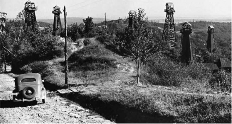 Иллюстрация к книге — Гитлеровская машина шпионажа. Военная и политическая разведка Третьего рейха. 1933-1945 [i_119.jpg]