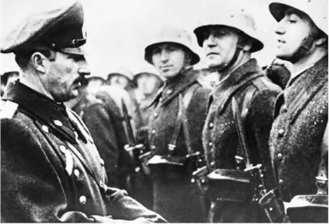 Иллюстрация к книге — Гитлеровская машина шпионажа. Военная и политическая разведка Третьего рейха. 1933-1945 [i_121.jpg]