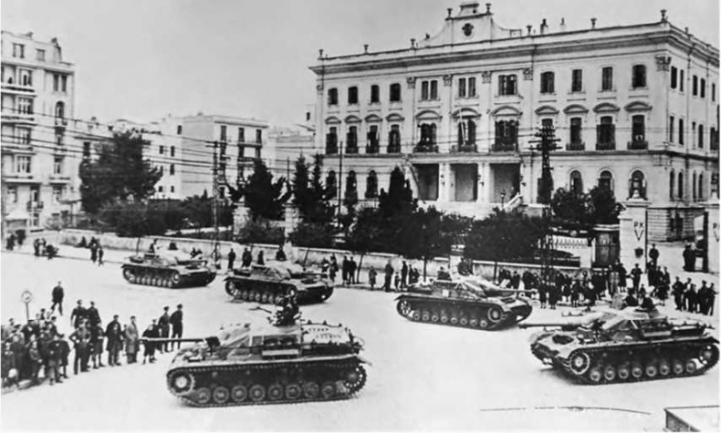 Иллюстрация к книге — Гитлеровская машина шпионажа. Военная и политическая разведка Третьего рейха. 1933-1945 [i_122.jpg]