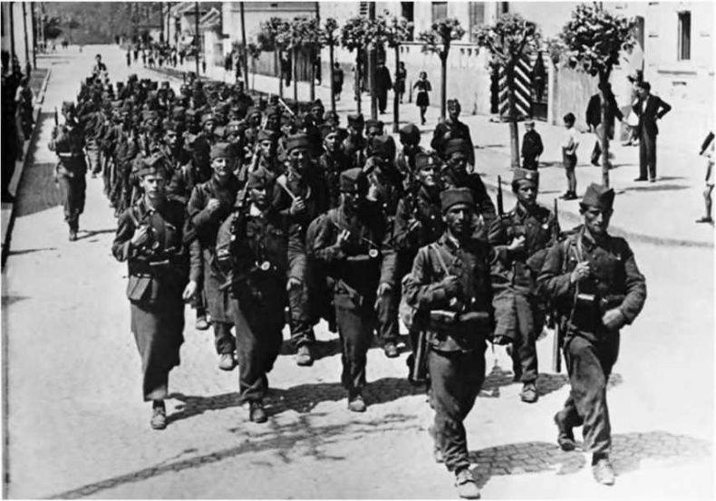 Иллюстрация к книге — Гитлеровская машина шпионажа. Военная и политическая разведка Третьего рейха. 1933-1945 [i_126.jpg]