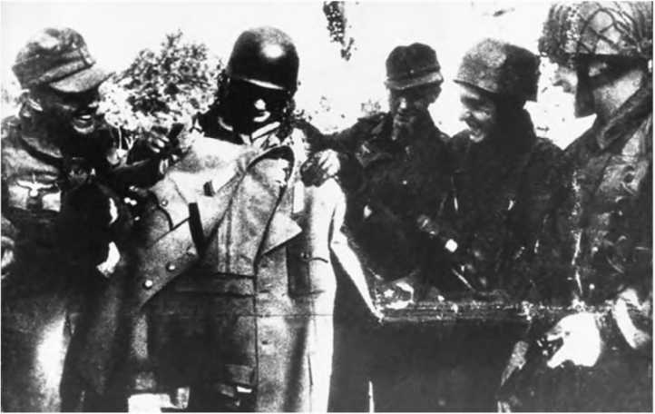 Иллюстрация к книге — Гитлеровская машина шпионажа. Военная и политическая разведка Третьего рейха. 1933-1945 [i_127.jpg]