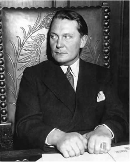 Иллюстрация к книге — Гитлеровская машина шпионажа. Военная и политическая разведка Третьего рейха. 1933-1945 [i_139.jpg]