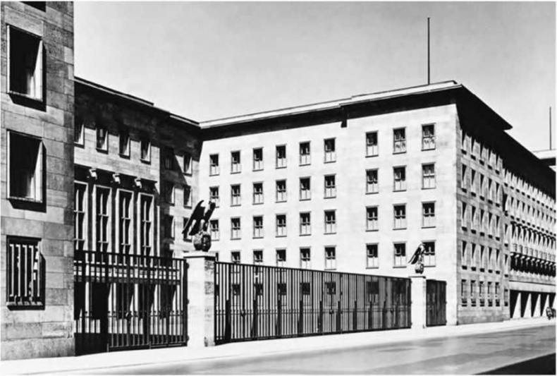 Иллюстрация к книге — Гитлеровская машина шпионажа. Военная и политическая разведка Третьего рейха. 1933-1945 [i_140.jpg]