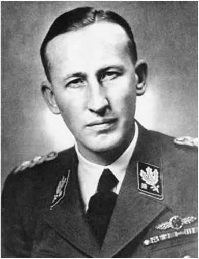 Иллюстрация к книге — Гитлеровская машина шпионажа. Военная и политическая разведка Третьего рейха. 1933-1945 [i_143.jpg]