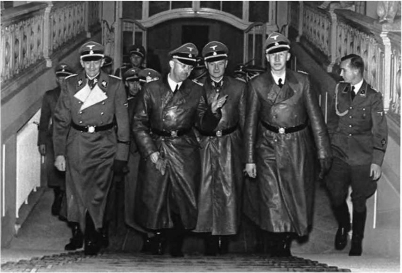 Иллюстрация к книге — Гитлеровская машина шпионажа. Военная и политическая разведка Третьего рейха. 1933-1945 [i_144.jpg]