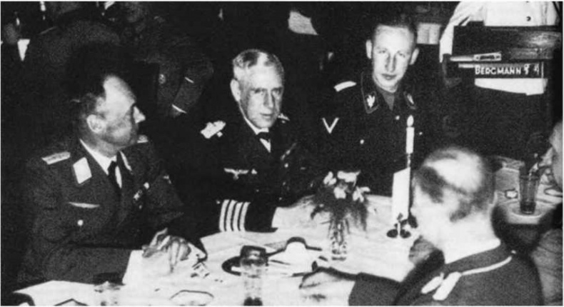 Иллюстрация к книге — Гитлеровская машина шпионажа. Военная и политическая разведка Третьего рейха. 1933-1945 [i_150.jpg]