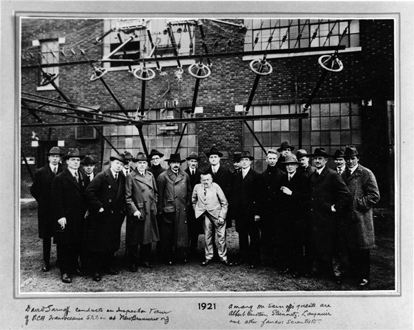 Иллюстрация к книге — Лучи смерти. Из истории геофизического, пучкового, климатического и радиологического оружия [i_018.jpg]