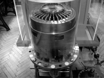 Иллюстрация к книге — Лучи смерти. Из истории геофизического, пучкового, климатического и радиологического оружия [i_040.jpg]