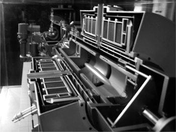 Иллюстрация к книге — Лучи смерти. Из истории геофизического, пучкового, климатического и радиологического оружия [i_041.jpg]