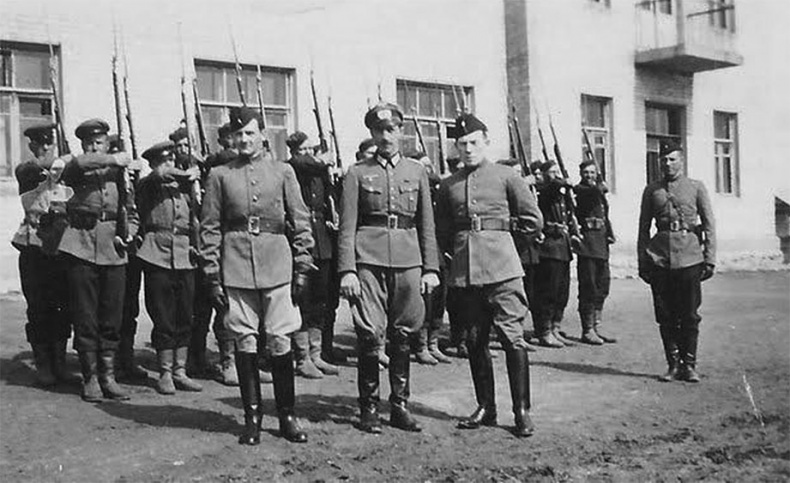 Иллюстрация к книге — РННА. Враг в советской форме [i_022.jpg]