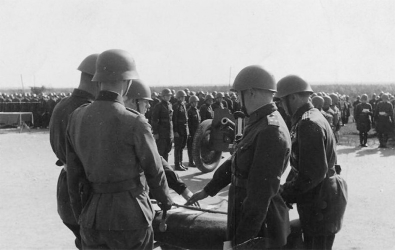 Иллюстрация к книге — РННА. Враг в советской форме [i_024.jpg]