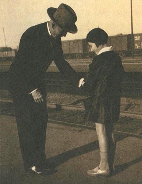 Иллюстрация к книге — Девочка с голубыми глазками. Марочкин сон [i_032.jpg]