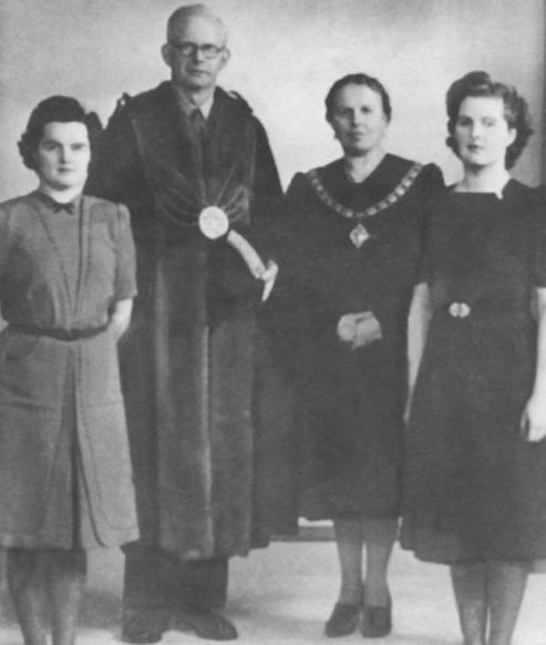 Иллюстрация к книге — Маргарет Тэтчер [i_005.jpg]