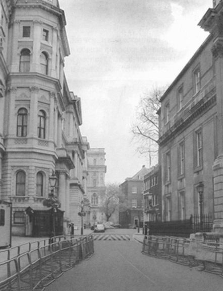 Иллюстрация к книге — Маргарет Тэтчер [i_020.jpg]